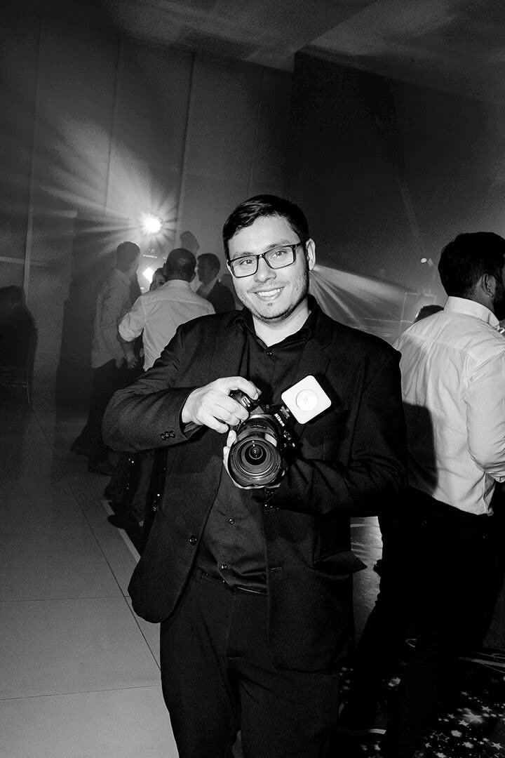 Leandro Báez fotografiando en un salón de fiestas en Encarnación