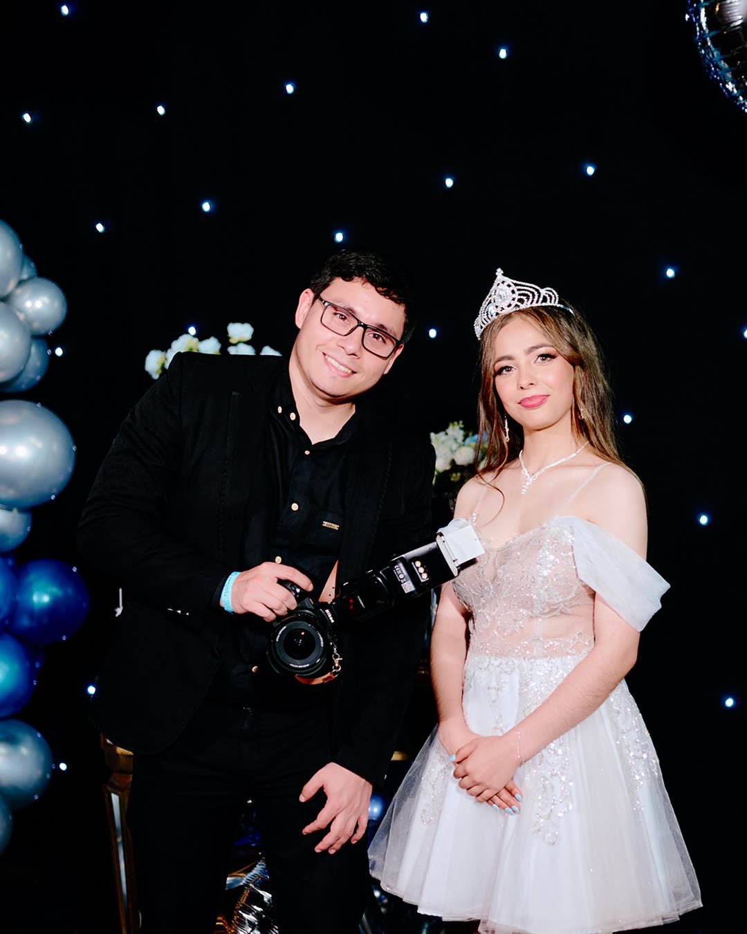Leandro Báez con su cámara junto a una quinceañera en su fiesta