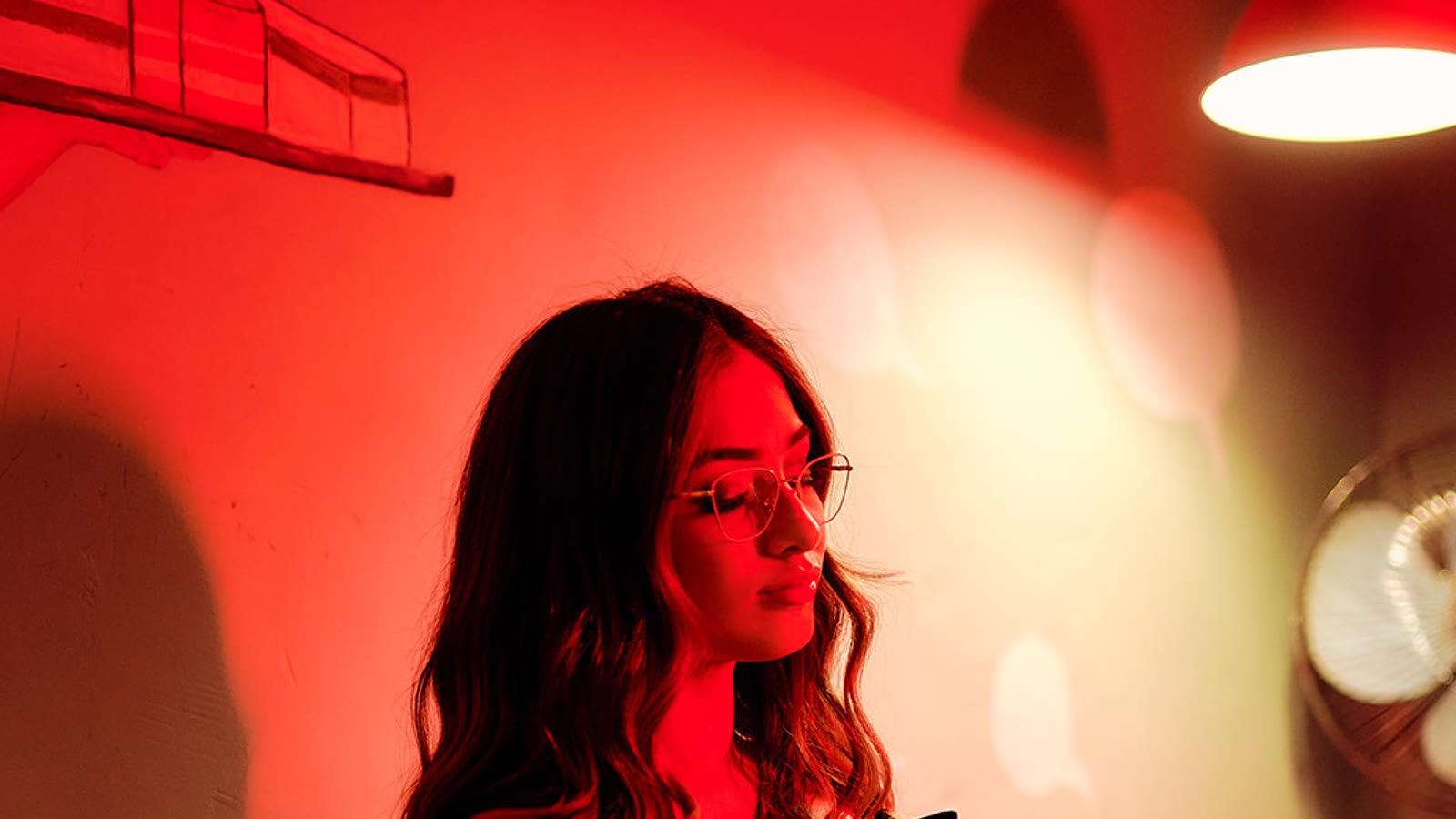 Retrato de perfil con luz de color roja en el set de estudio de Leandro Báez en Encarnación
