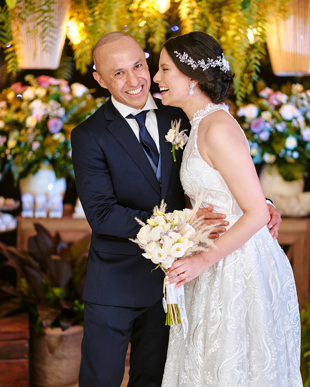 Novios riéndose juntos en su boda en Encarnación