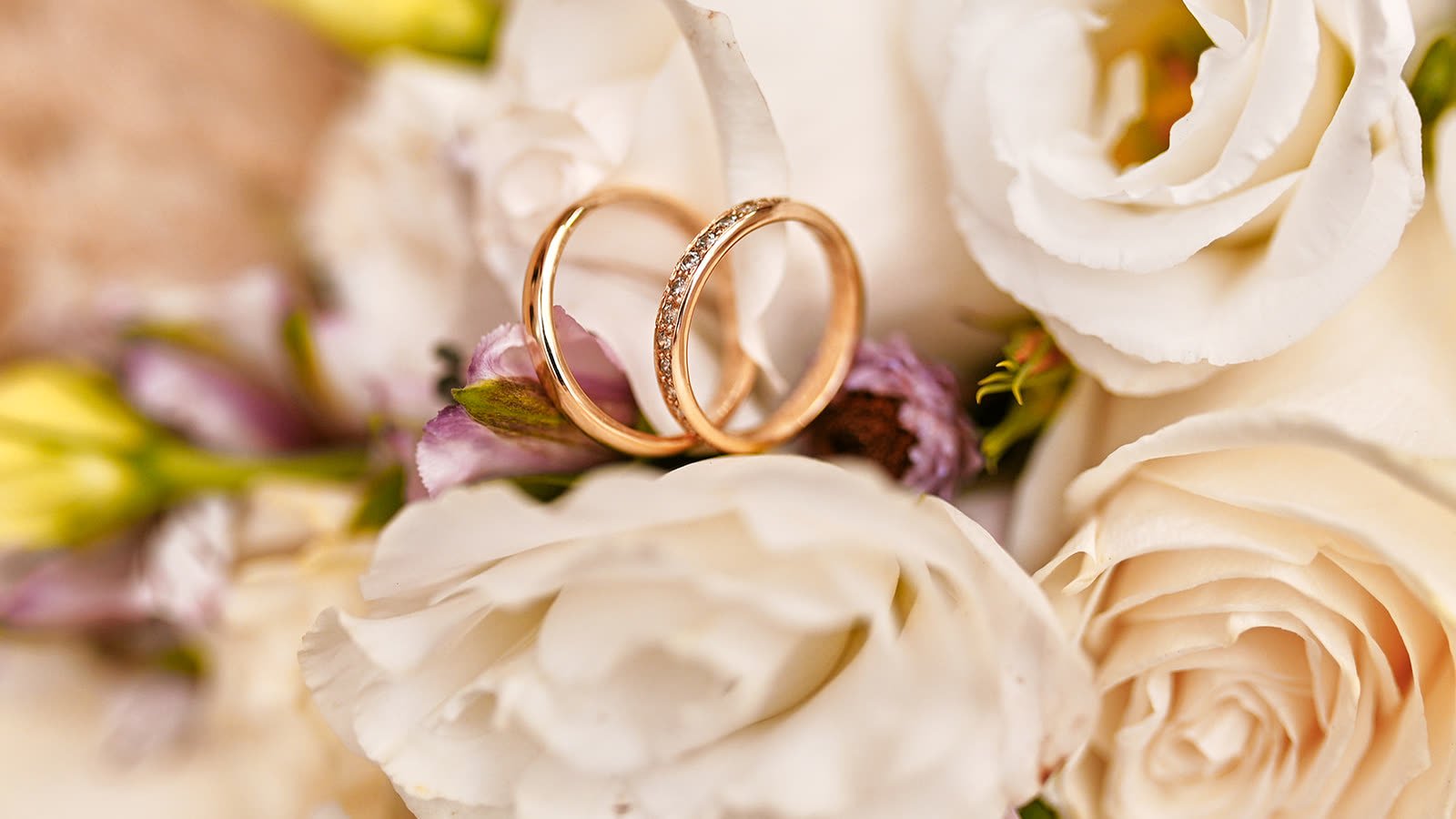 Fotógrafo de bodas en Paraguay registrando la salida de los novios