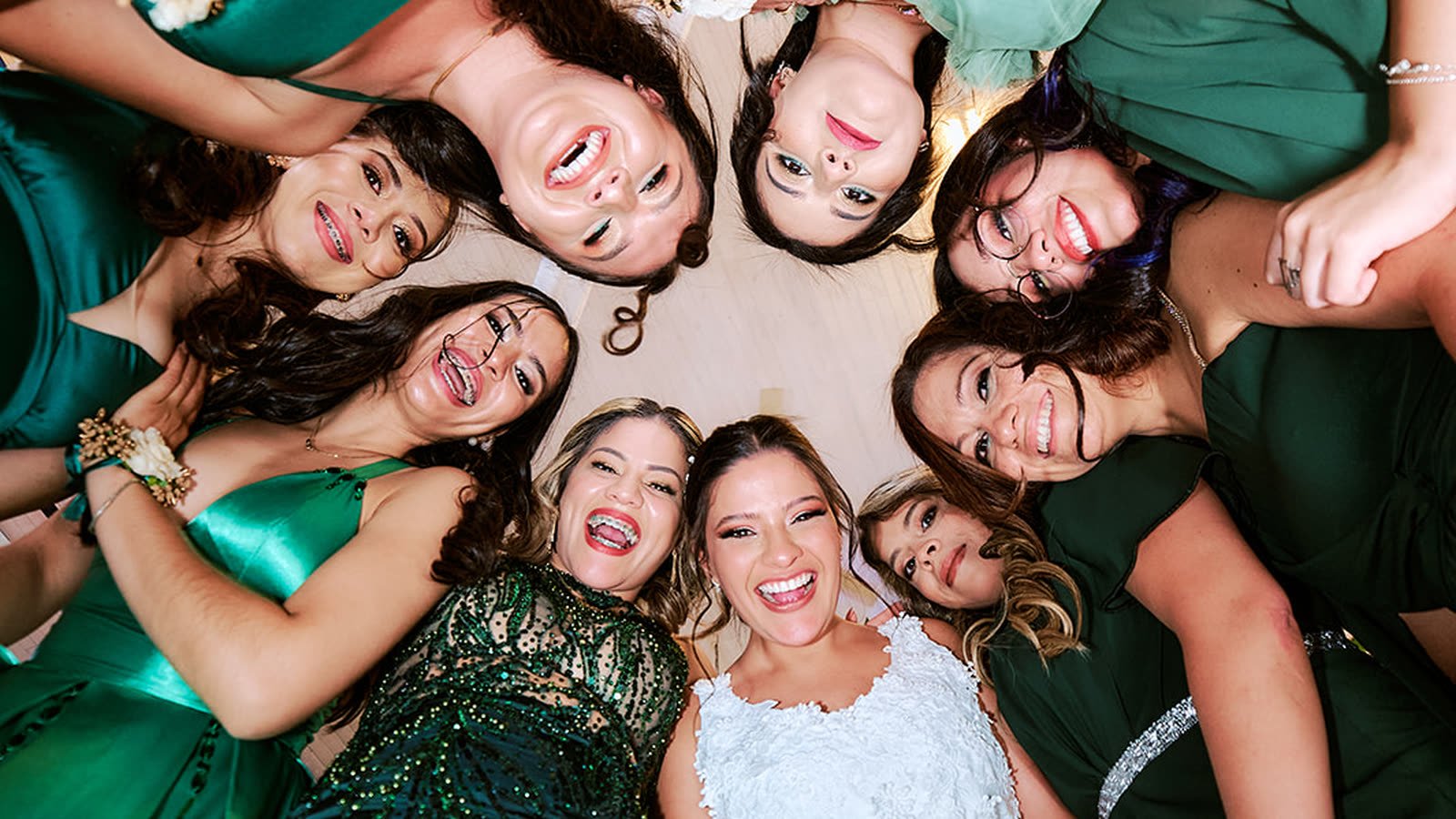 Damas de honor y la novia formando un círculo y riendo a cámara, foto nítida y bien expuesta