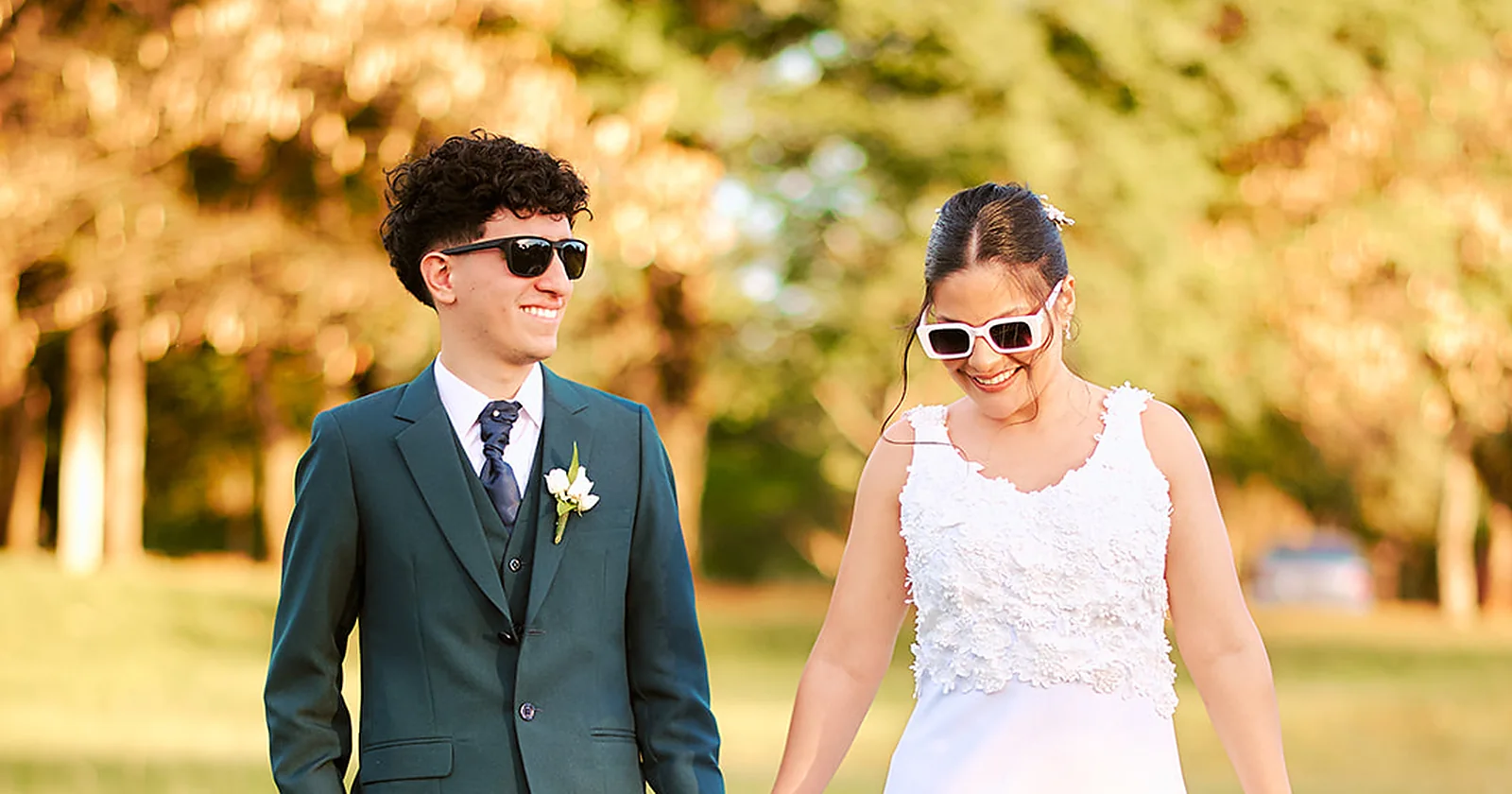 Novios tomados de la mano en una boda al aire libre en Encarnación, luz de atardecer
